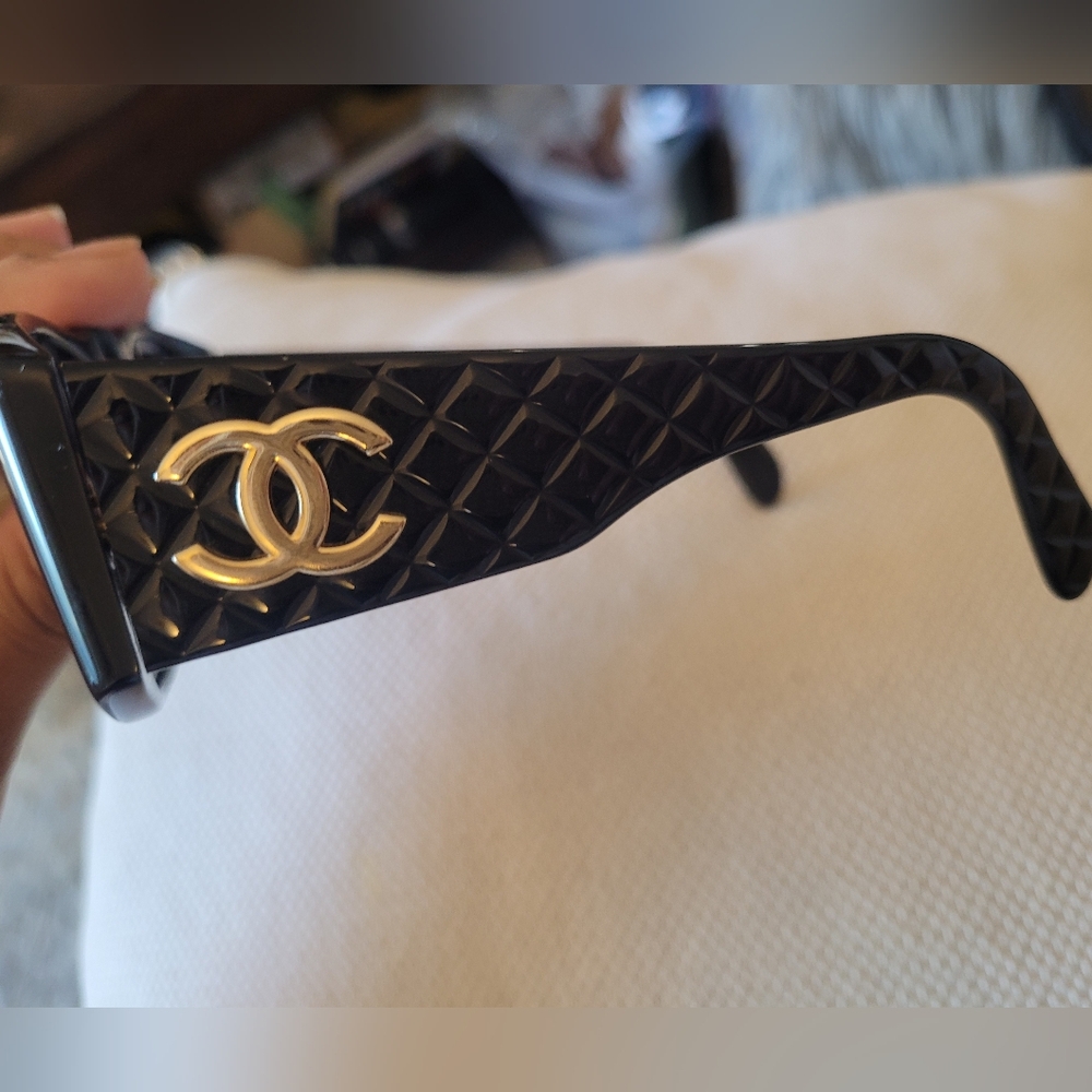 CHANEL Black Sunglasses with Gold Logo - Picture 6 of 9